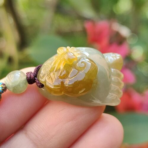 Una mano sosteniendo un collar de jade