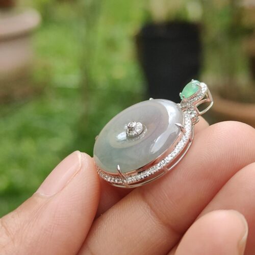 una mano sosteniendo un anillo