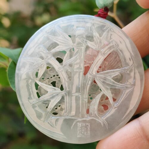 tangan memegang loket jed