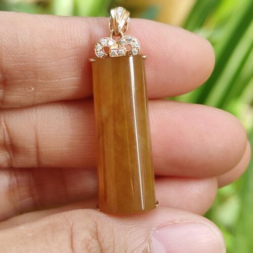 ペンダントを持った手