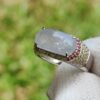 un gros plan d'une bague