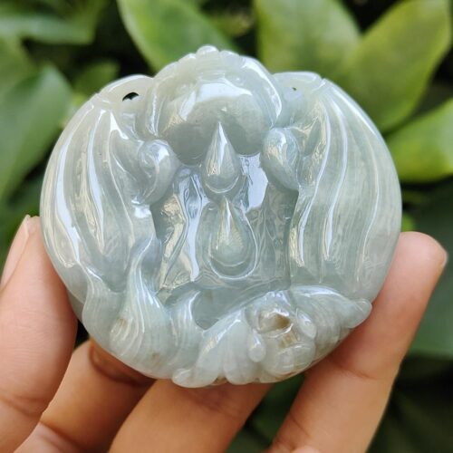 une main tenant une pierre