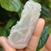 Una mano sosteniendo un objeto de jade.