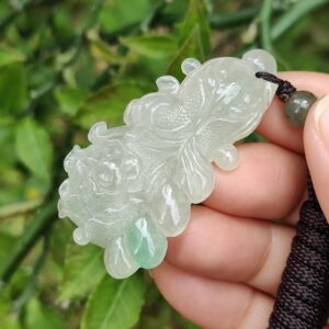 一只手握着玉坠