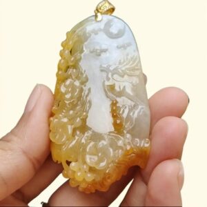 Una mano sosteniendo un colgante de jade.