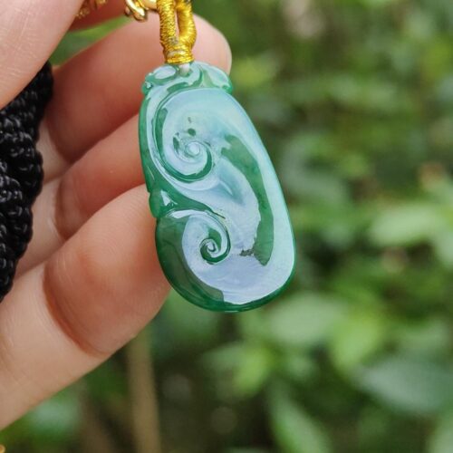 一只手握着玉坠