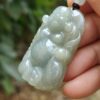 Una mano sosteniendo un colgante de jade.