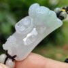 Una mano sosteniendo una pulsera de jade