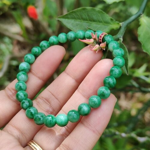 ஒரு கை வளையலைப் பிடித்திருக்கிறது