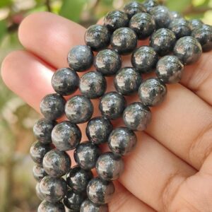 一只手拿着一串珠子