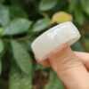 jari dengan cincin di atasnya
