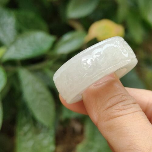 jari dengan cincin di atasnya