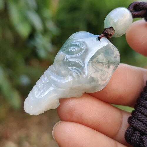 una mano sosteniendo un collar