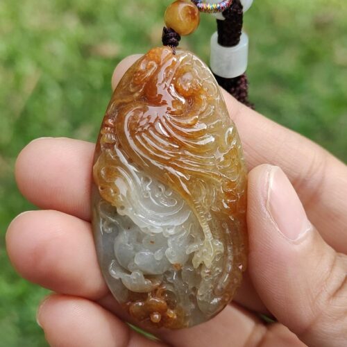 Una mano sosteniendo un colgante de piedra.