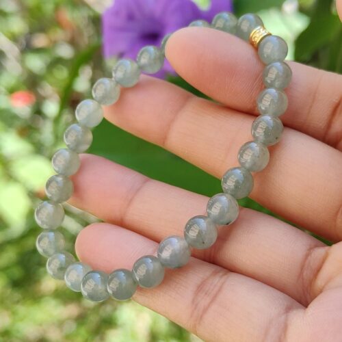 một bàn tay đang cầm một chiếc vòng tay