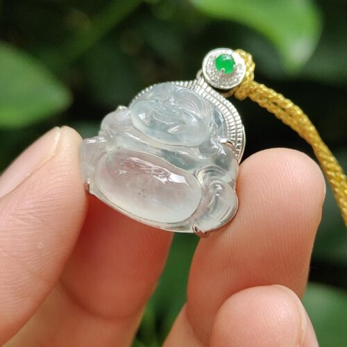 tangan memegang liontin giok