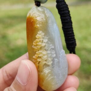 eine Hand, die einen Stein hält