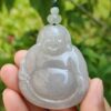 Una mano sosteniendo un colgante de jade.