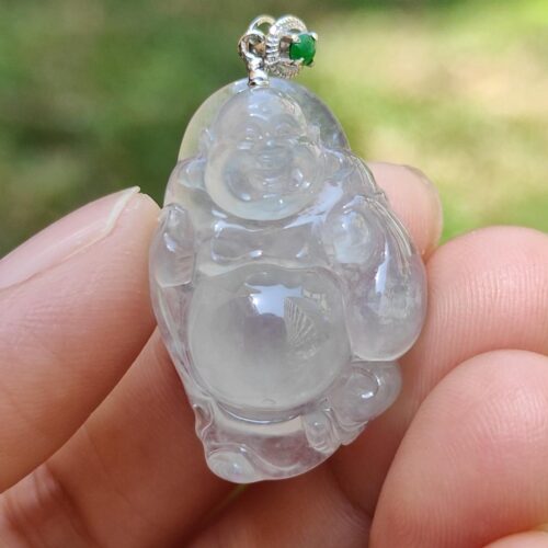 一只手握着玉坠