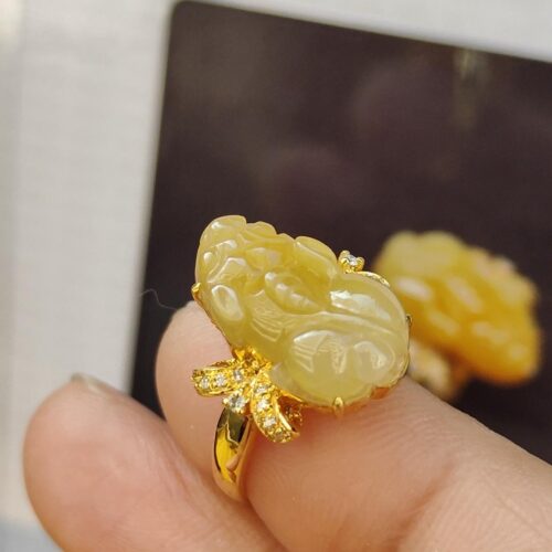 一只手拿着一枚戒指