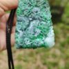 Una mano sosteniendo un objeto de jade.