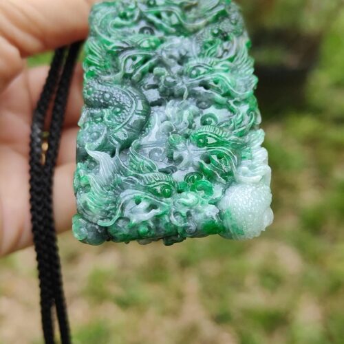 Una mano sosteniendo un objeto de jade.