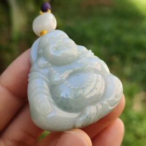 Una mano sosteniendo un colgante de jade.