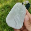 翡翠のペンダントを持つ手