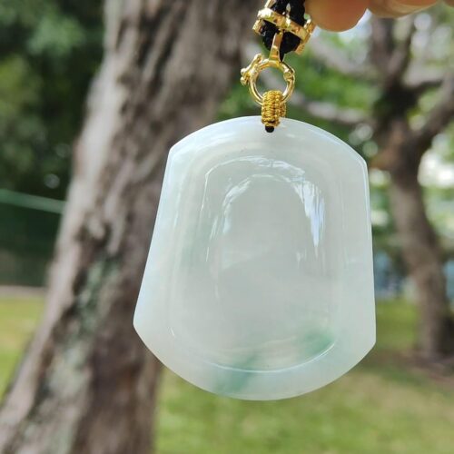 một bàn tay cầm một chiếc vòng cổ