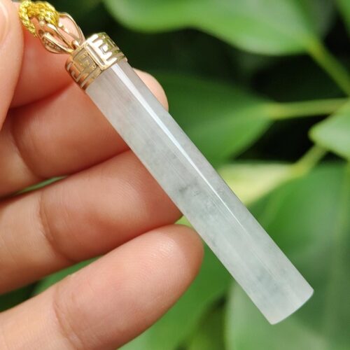 Una mano sosteniendo un colgante de jade.