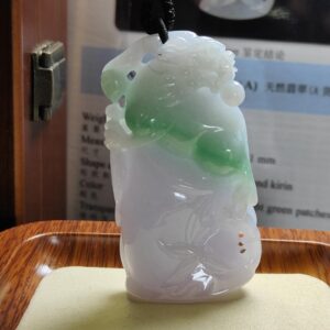 um pingente de jade em uma bandeja