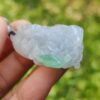 Una mano sosteniendo un colgante de jade.