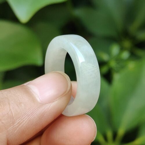 अंगूठी पकड़े हुए एक व्यक्ति