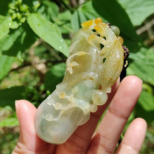 Una mano sosteniendo un objeto de jade.
