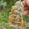 Una mano sosteniendo un colgante de jade.