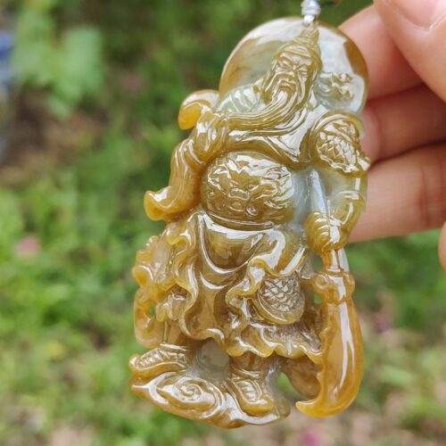 Una mano sosteniendo un colgante de jade.