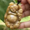 Una mano sosteniendo un colgante de jade.