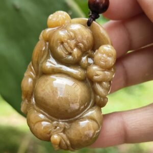 Una mano sosteniendo un colgante de jade.