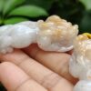 Una mano sosteniendo un dragón de jade