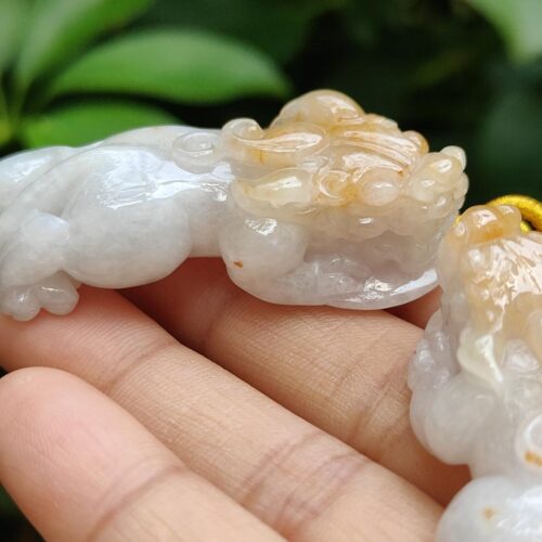Una mano sosteniendo un dragón de jade