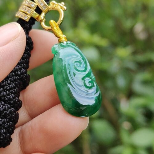 一只手握着玉坠