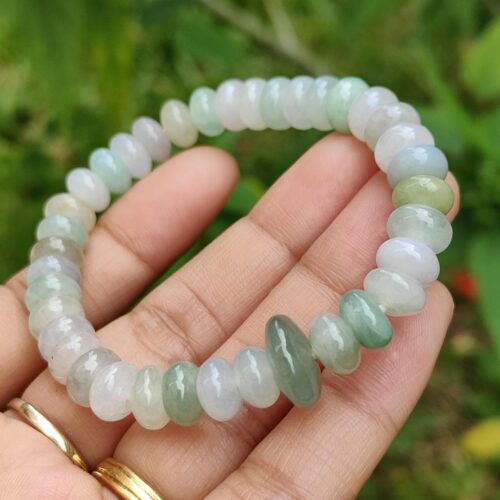 một bàn tay đang cầm một chiếc vòng tay