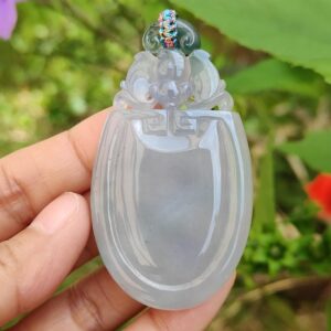 一只手握着玉坠