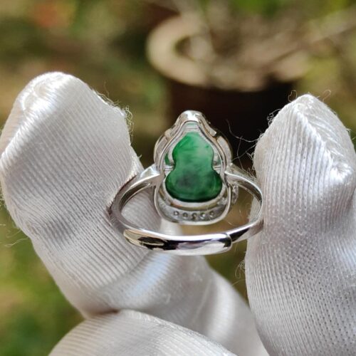 tangan yang memakai tangan bersarung tangan memegang cincin