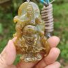 Una mano sosteniendo un colgante de jade.