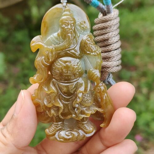 Una mano sosteniendo un colgante de jade.