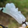 Una mano sosteniendo una pulsera de jade