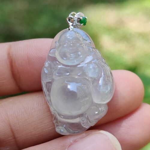 一只手握着玉坠