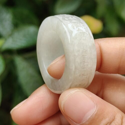 tangan memegang cincin