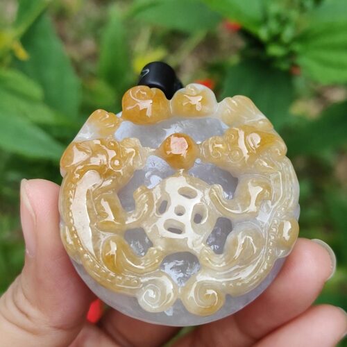 一只手握着一个小石头物体